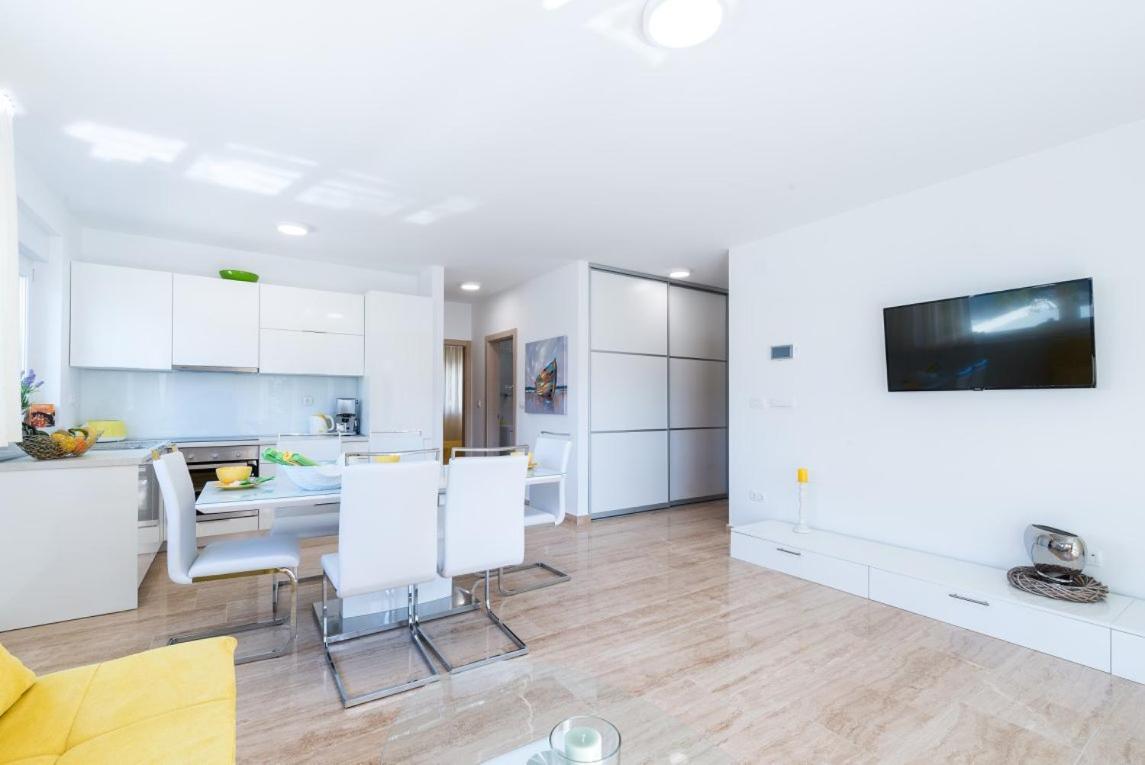 Apartmann วีร์ ภายนอก รูปภาพ